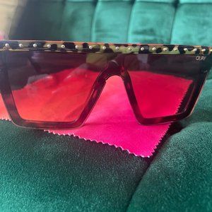 QUAY SUNGLASSES IN STYLE HINDSIGHT - Tortise Shell with Studded Frame